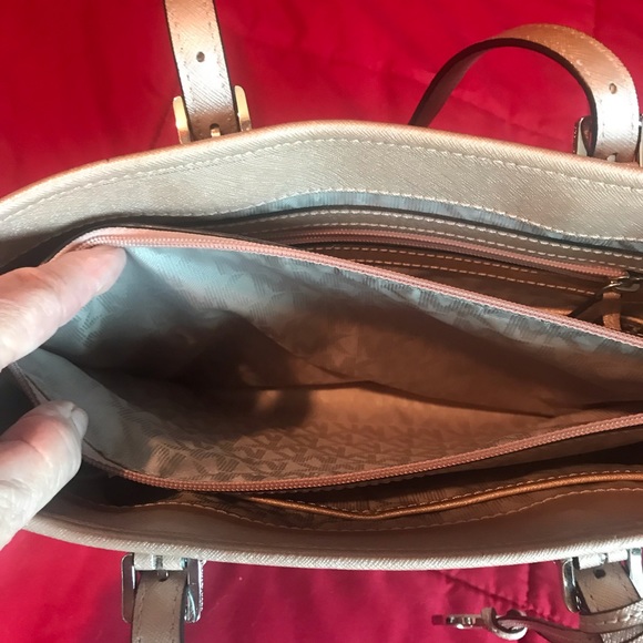 ❤️EUC❤️MK MED METALLIC - BAG-PURSE. . . PEARLISH PINK - Picture 7 of 7